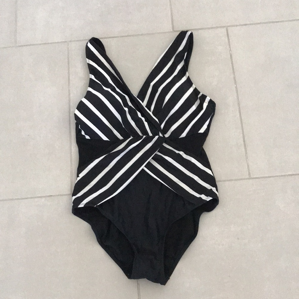 WOMEN X Front Stripes Pattern One Piece Swimsuit | M - Picture 9 of 13